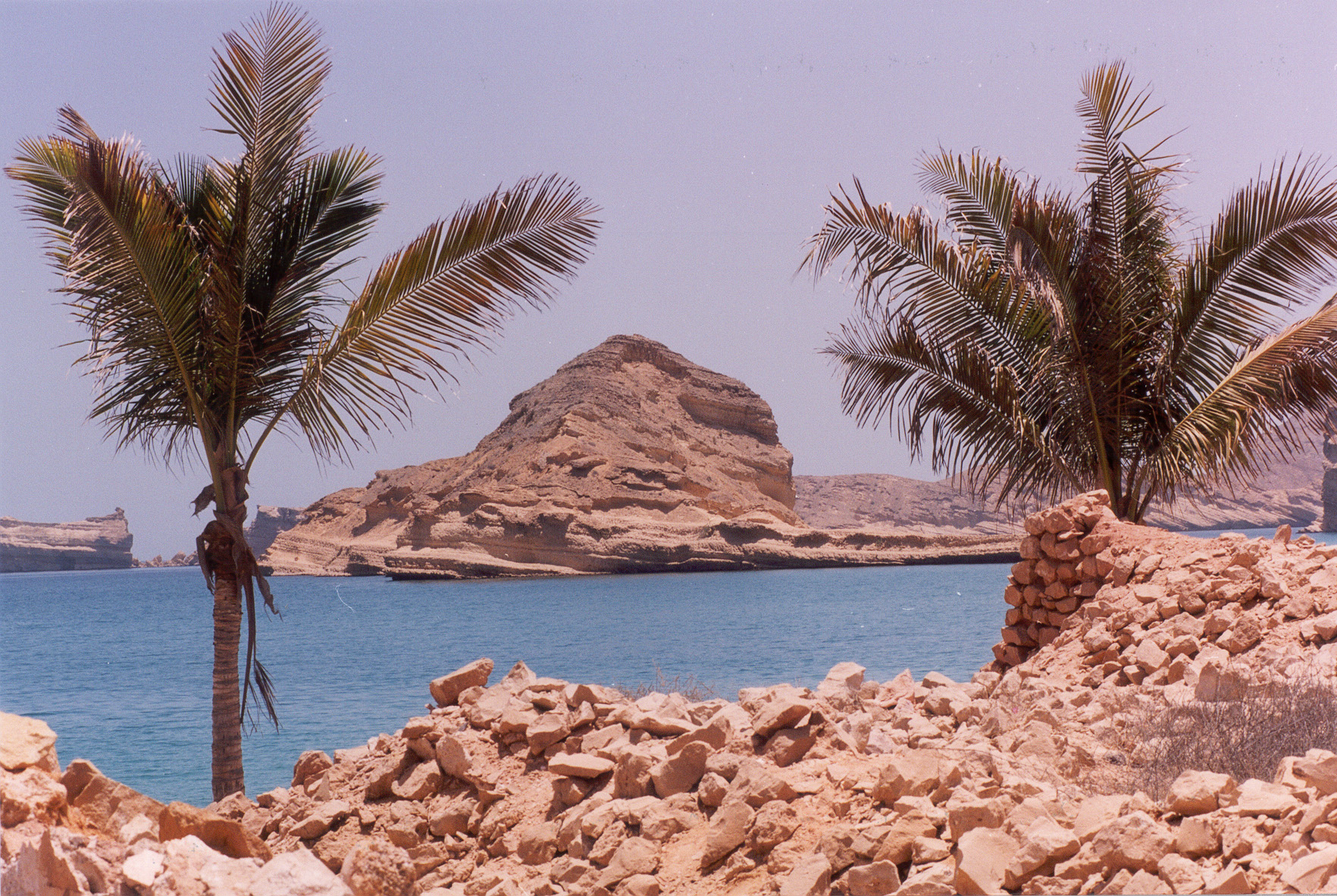   منظر للخيران والجزر الصخريه في شاطىء الجصه بخليج عمان , Electronic Village, His excellency mohammed ahmed khalifa al suwaidi, Arabic Poetry, Arabic Knowledge, arabic articles, astrology, science museum, art museum,goethe museum, alwaraq, arab poet, arabic poems, Arabic Books,Arabic Quiz, القرية الإلكترونية  , محمد أحمد خليفة السويدي  , محمد أحمد  السويدي ,  محمد    السويدي ,  محمد  سويدي , mohammed al suwaidi, mohammed al sowaidi,mohammed suwaidi, mohammed sowaidi, mohammad alsuwaidi, mohammad alsowaidi, mohammed ahmed alsuwaidi, محمد السويدي , محمد أحمد  السويدي , muhammed alsuwaidi,muhammed suwaidi 