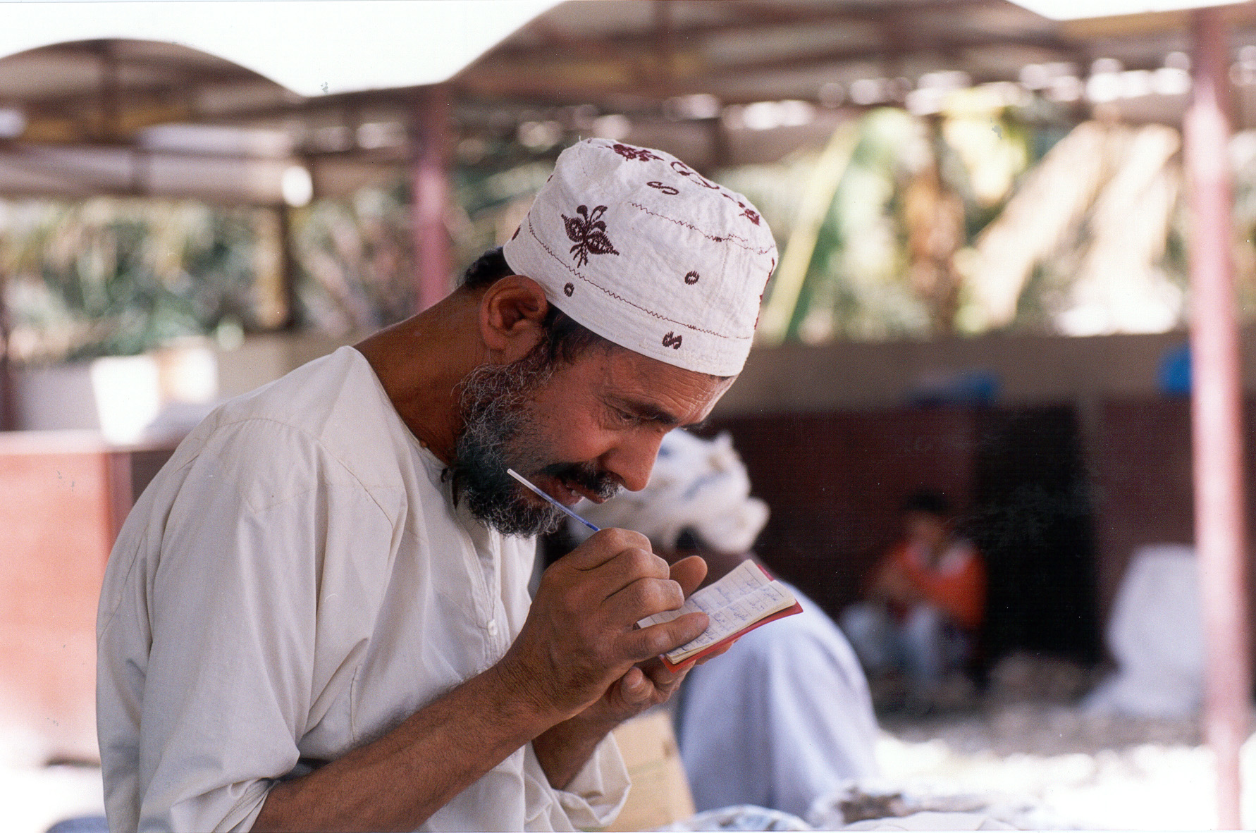 رجل وأطفال يصلحون عجلة عربه, Electronic Village, His excellency mohammed ahmed khalifa al suwaidi, Arabic Poetry, Arabic Knowledge, arabic articles, astrology, science museum, art museum,goethe museum, alwaraq, arab poet, arabic poems, Arabic Books,Arabic Quiz, القرية الإلكترونية  , محمد أحمد خليفة السويدي  , محمد أحمد  السويدي ,  محمد    السويدي ,  محمد  سويدي , mohammed al suwaidi, mohammed al sowaidi,mohammed suwaidi, mohammed sowaidi, mohammad alsuwaidi, mohammad alsowaidi, mohammed ahmed alsuwaidi, محمد السويدي , محمد أحمد  السويدي , muhammed alsuwaidi,muhammed suwaidi 